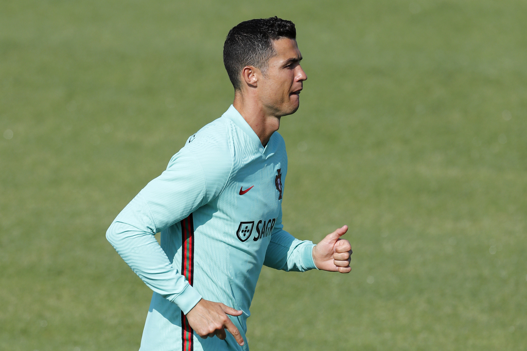 Cristiano Ronaldo se prepara para jugar con Portugal la Eurocopa, la cual comienza el día 11 de este mes. (AP)