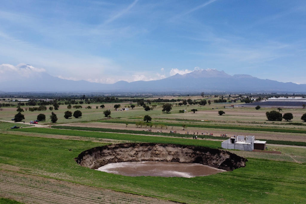 Luego de que una presunta falla geológica provocó un socavón de casi 70 metros de diámetro en el municipio Juan C. Bonilla en Puebla, se informó que éste tuvo un aumento en su tamaño de 17 metros en su diámetro.
(EFE)