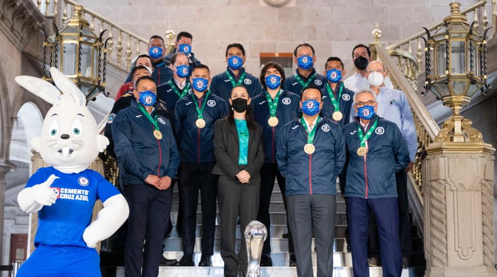 La jefa de gobierno de Ciudad de México, Claudia Sheinbaum, recibió este jueves en el Antiguo Palacio del Ayuntamiento al Cruz Azul del entrenador peruano Juan Reynoso con motivo de la conquista de su primer título de Liga en más de 23 años. (ESPECIAL)