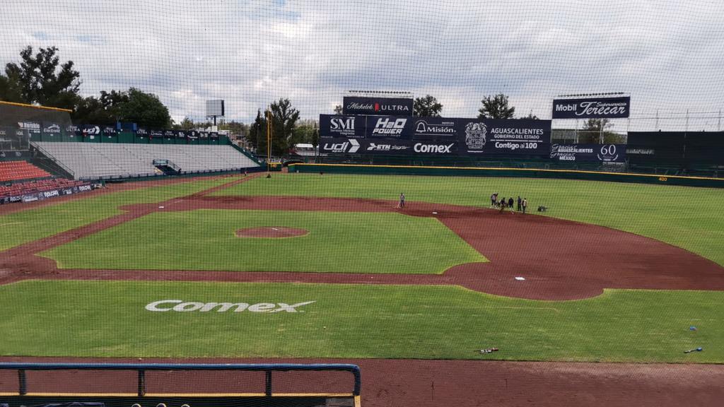 El clima lluvioso que prevaleció hoy en la ciudad de Aguascalientes, obligó a que se cancelara la doble cartelera que estaba pactada entre los Algodoneros del Unión Laguna y los locales Rieleros, en el estadio Alberto Romo Chávez. (CORTESÍA)
