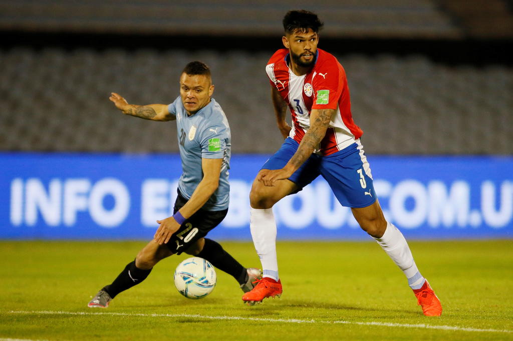Uruguay cedió este jueves a Paraguay un empate 0-0 en el estadio Centenario que deja a ambas selecciones con los mismos 7 puntos al cabo de un partido luchado y de escasas situaciones de gol correspondiente a la séptima fecha de las eliminatorias sudamericanas del Mundial de Catar. (EFE)

