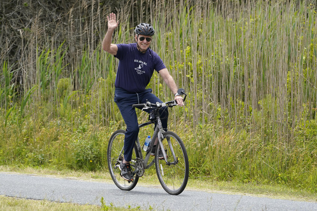 El presidente Joe Biden da un paseo en bicicleta en Rehoboth Beach, Delaware, el jueves 3 de junio de 2021. (AP Foto/Susan Walsh)
