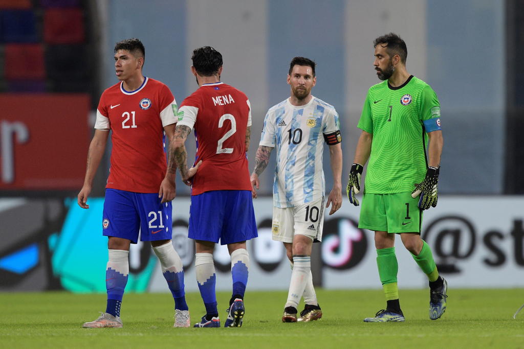 Los goleadores históricos Lionel Messi y Alexis Sánchez cumplieron su parte, pero en lo colectivo Argentina y Chile quedaron a manos 1-1 el jueves por las eliminatorias para el Mundial de Qatar 2022. (EFE)
