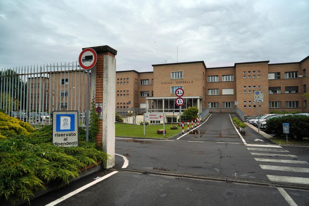 El hospital del pueblo italiano de Codogno (norte), el primero en ser confinado en Europa tras detectar el primer caso de coronavirus en febrero de 2020, cerró hoy su unidad dedicada a la COVID-19 tras dar el alta a su último paciente. (ARCHIVO) 

 