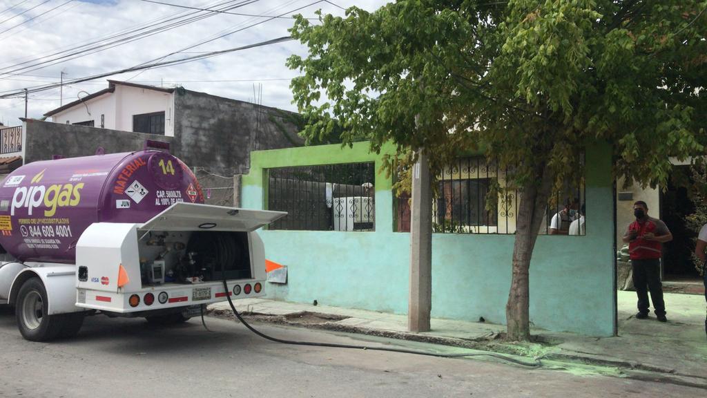 Los hechos se registraron al medio día de este viernes en la colonia Nueva España, luego de que al trabajador se le cayó la manguera, lo cual originó un flamazo.