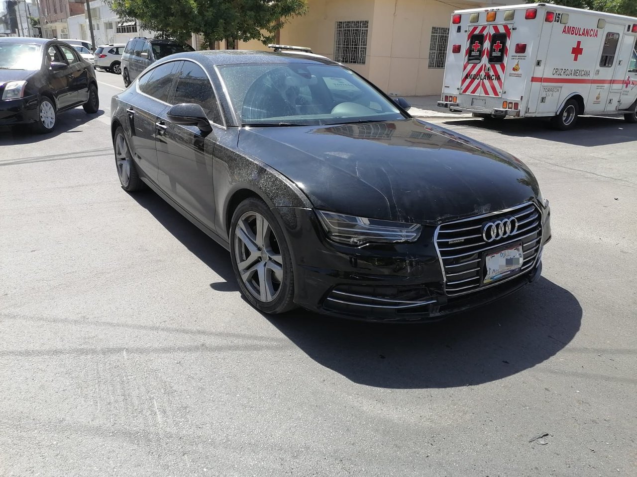 La unidad no respetó el alto en la avenida Matamoros y fue impactada en su costado derecho por un Audi, modelo 2017, color negro, mismo que circulaba con la preferencia. (EL SIGLO DE TORREÓN)