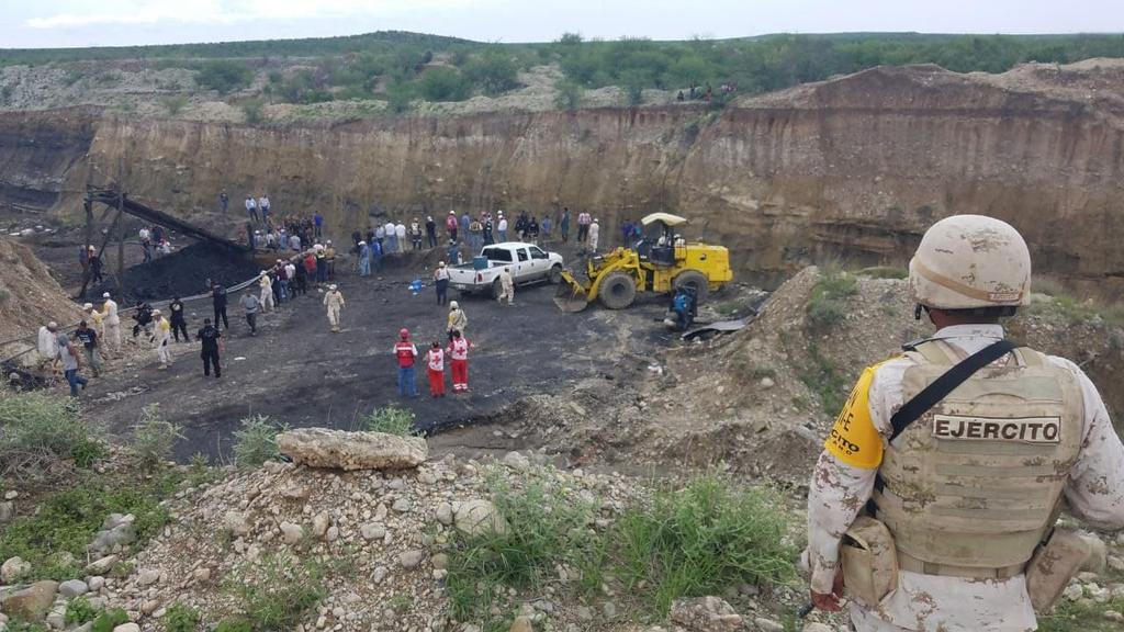 Autoridades de los tres niveles de gobierno trabajan en el desagüe de la mina de Múzquiz (Coahuila) donde siete trabajadores quedaron atrapados tras un accidente. (EL SIGLO DE TORREÓN)