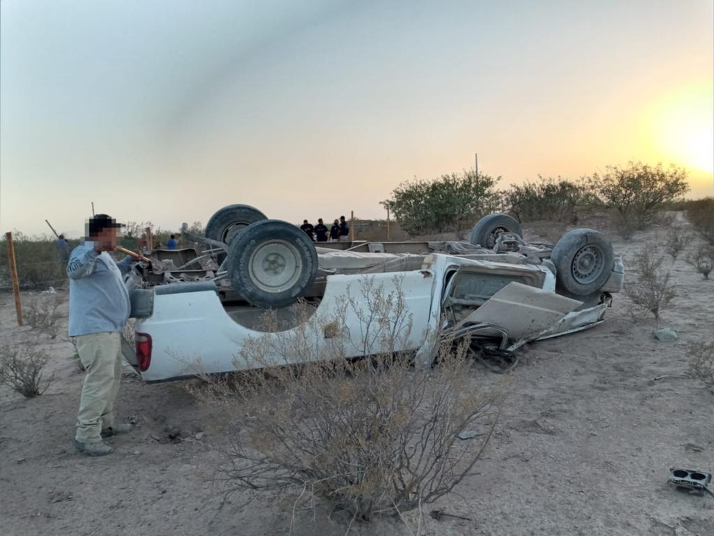 La noche de este viernes se registró la volcadura de una camioneta sobre la carretera libre Torreón- Saltillo, dos personas resultaron lesionadas en los hechos. (EL SIGLO DE TORREÓN)