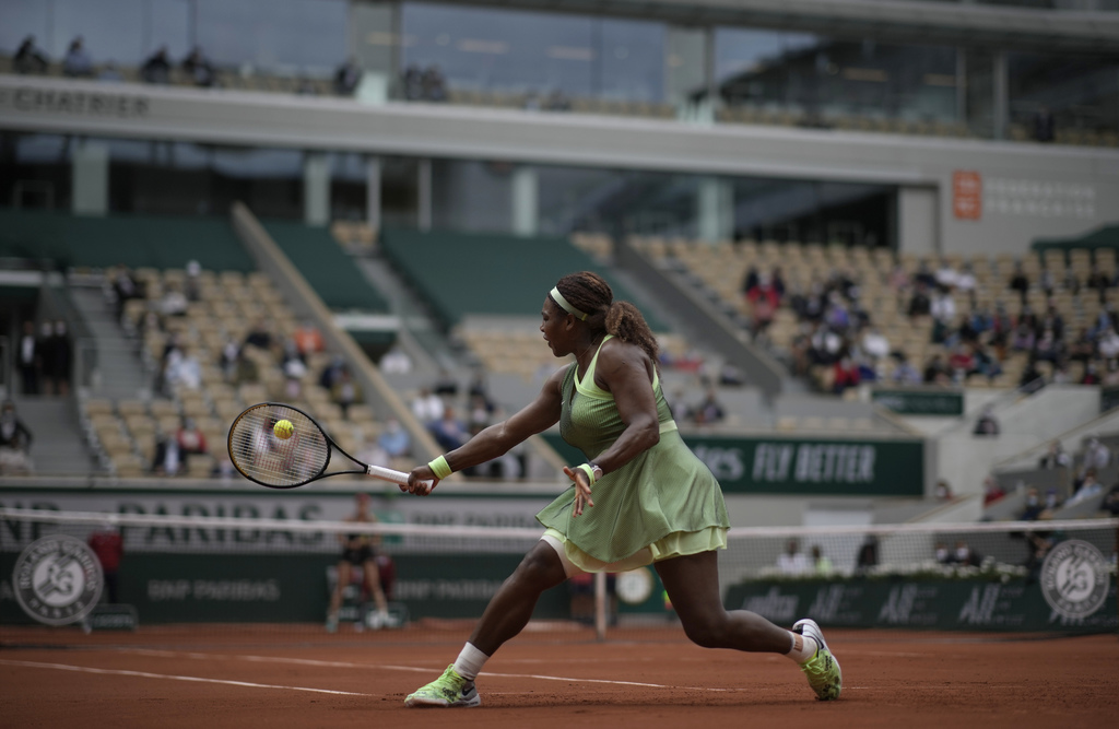 Serena Williams se impuso 6-4, 6-4 a Danielle Collins para seguir en la búsqueda de su título 24 de Grand Slam.  (ESPECIAL)