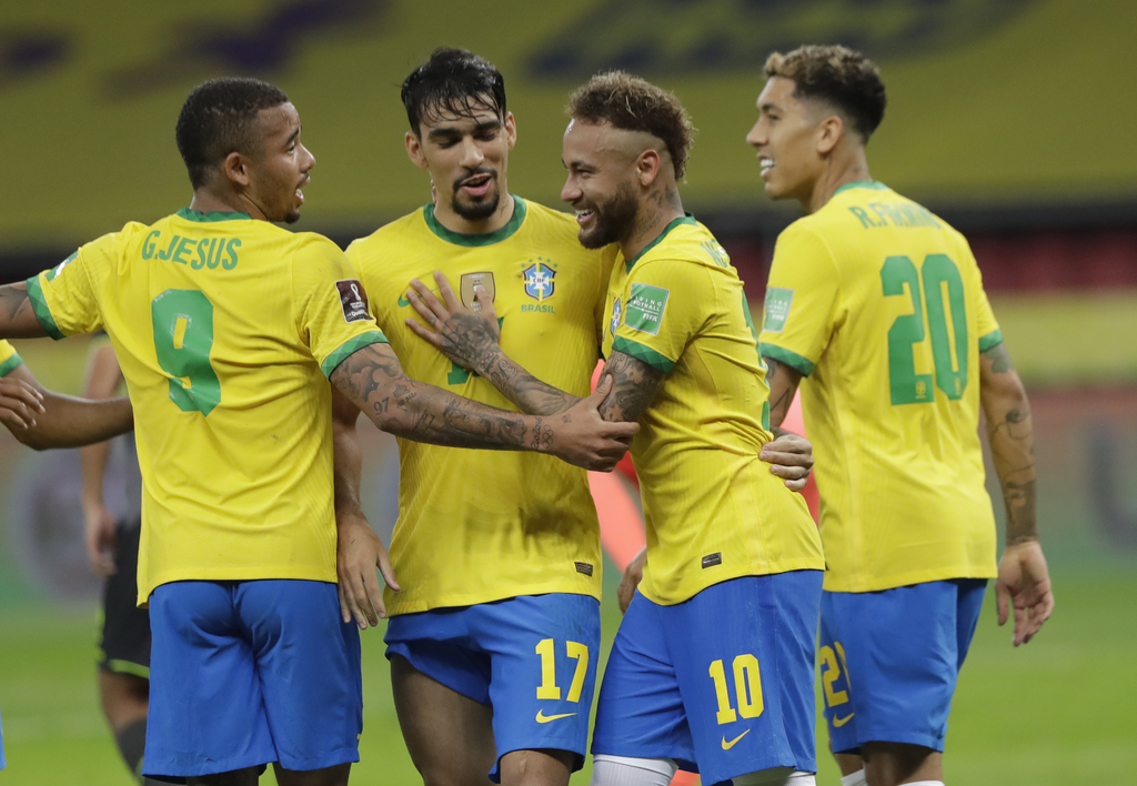 Neymar (10) anotó un tanto, en la victoria de Brasil 2-0 sobre la selección de Ecuador. (AP)