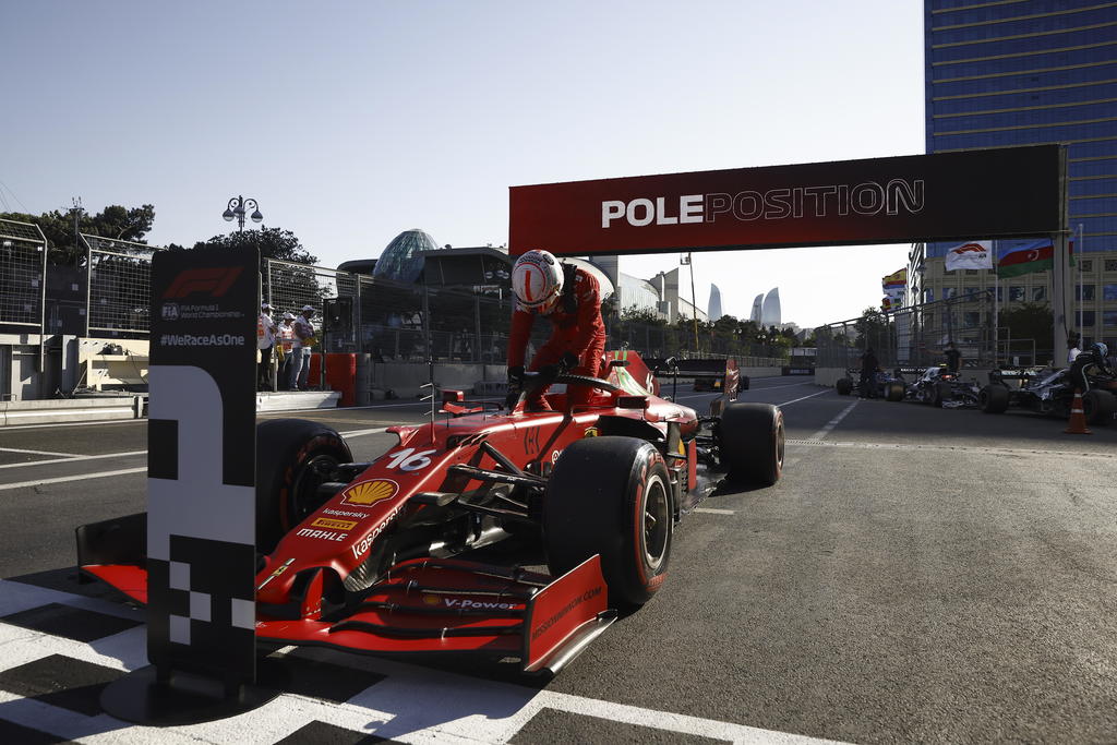 Leclerc firmó este sábado la novena 'pole' de su carrera en F1 -la segunda consecutiva- al cubrir los 6,003 metros de la pista de Baku en un minuto, 41 segundos y 218 milésimas, 232 menos que el séptuple campeón mundial inglés Lewis Hamilton (Mercedes), que saldrá segundo.
(EFE)