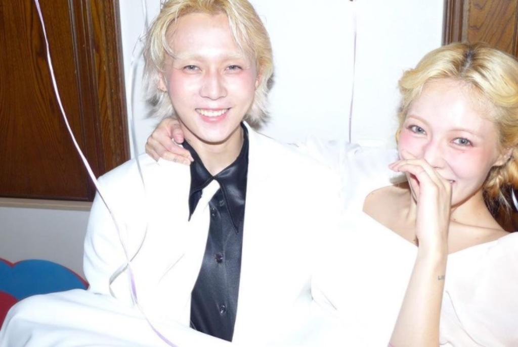 Los cantantes de Kpop causaron revuelo entre sus fans al difundir fotografías de su supuesta boda en las que aparecen vestidos de blanco (@HYUNAH_AA) 