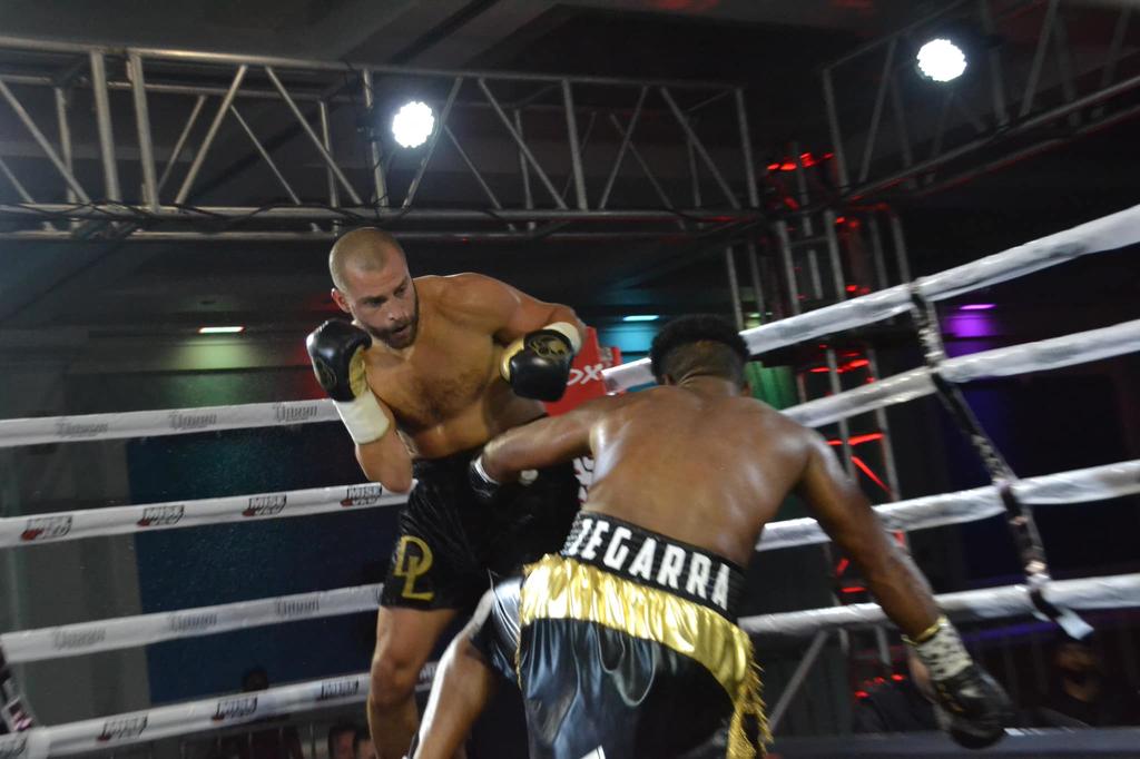 El excampeón mundial canadiense David Lemieux no tuvo compasión de su rival peruano, David 'Pantera' Zegarra, a quien noqueó en dos capítulos, en la división Supermediano, en lo que fue la riña estelar que se llevó a cabo en Cuernavaca, Morelos. (ESPECIAL)