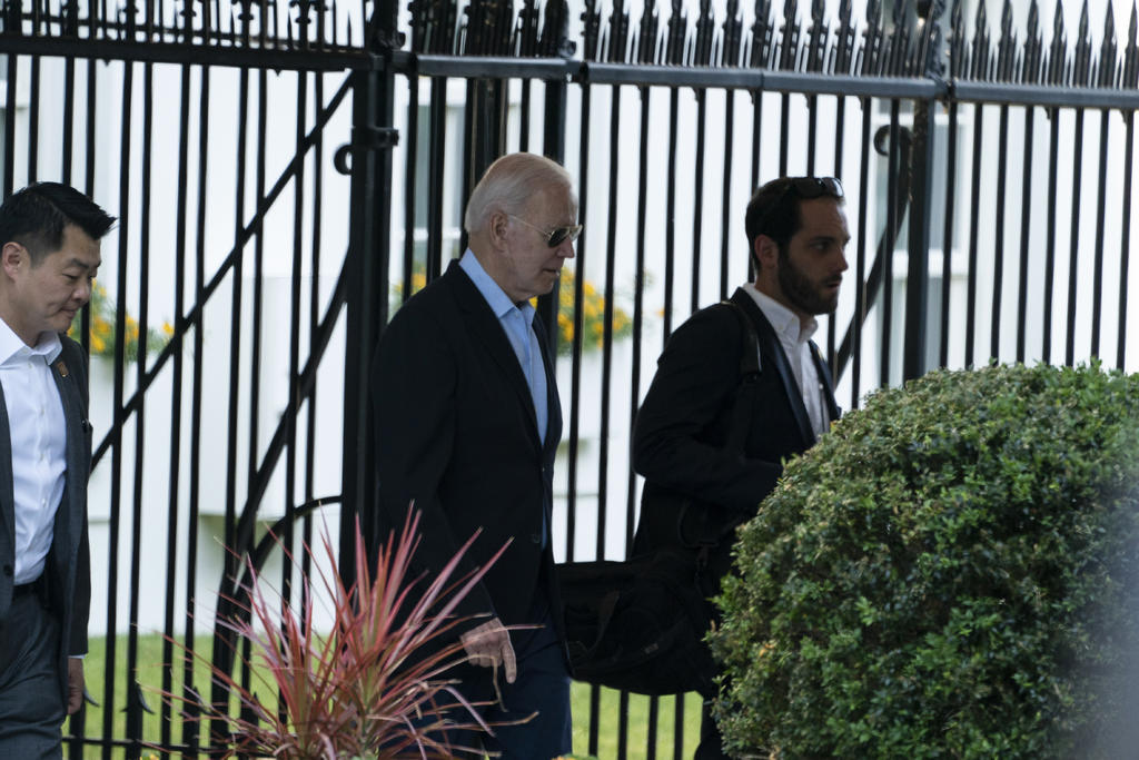 El presidente estadounidense Joe Biden sale de la Casa Blanca para acudir a una misa en la Iglesia Católica Santa Trinidad, el sábado 5 de junio de 2021, en el área de Georgetown, en Washington. (AP Foto/Alex Brandon)
