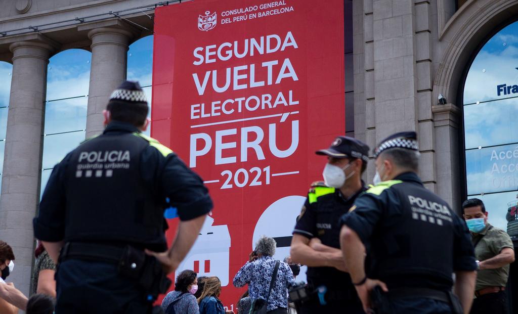 Un total de 25.2 millones de electores acuden este domingo a votar por el próximo presidente de Perú parael periodo 2021-2026, entre los candidatos Pedro Castillo y Keiko Fujimori, tras la apertura de las mesas de sufragio a nivel nacional y en el extranjero. (EFE) 