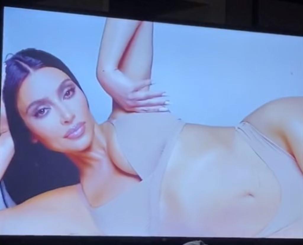 La usuaria Alex Kelly, expuso en TikTok un 'épico' error de edición corporal en el más reciente anuncio publicitario de Kim Kardashian para su marca de ropa interior, Skims.  (TikTok)