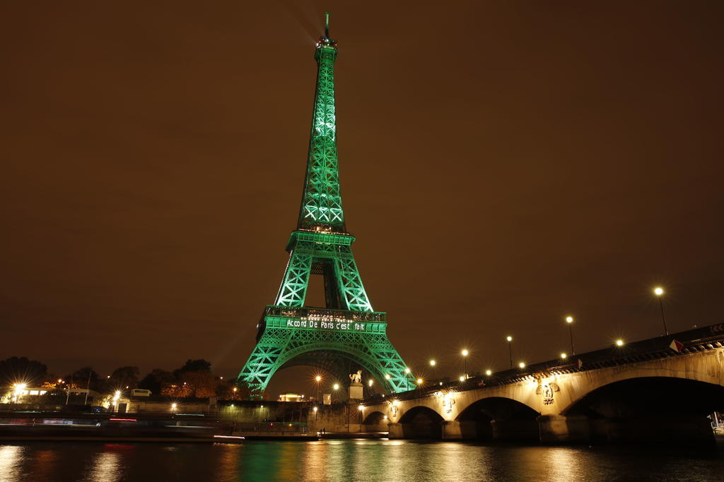 La Torre Eiffel, uno de los monumentos más emblemáticos de París, ha sido iluminada con hidrógeno libre de carbono para sensibilizar sobre la necesidad de una transición ecológica basada en energías renovables. (ESPECIAL) 

