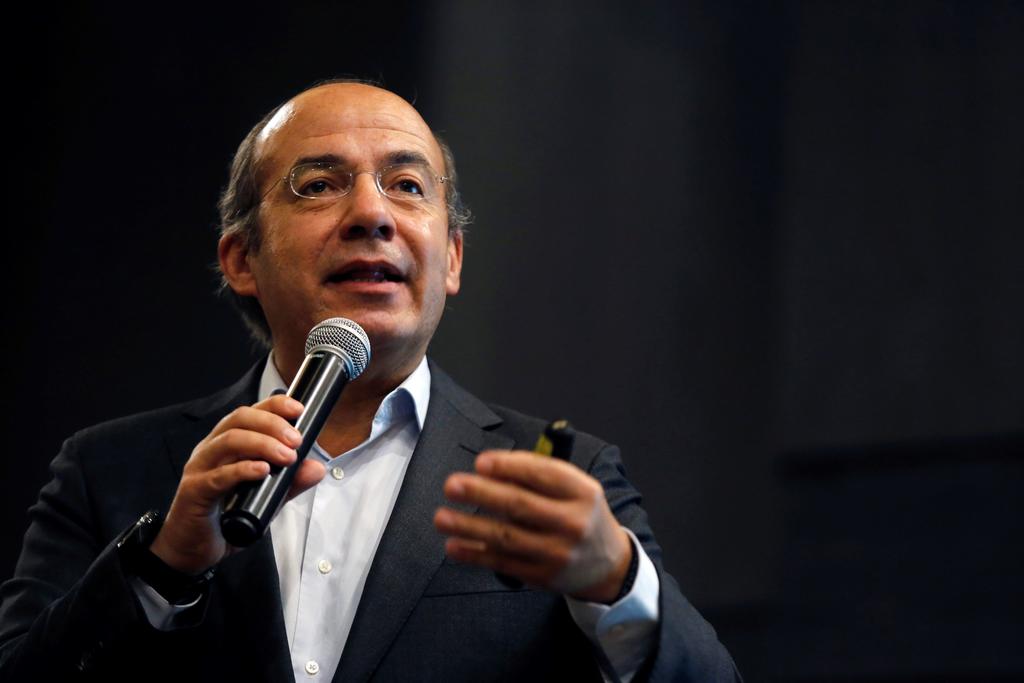 En el proceso electoral de este domingo 6 de junio, el expresidente Felipe Calderón destacó la asistencia de amigos y conocidos que ya fueron a votar. (ARCHIVO)