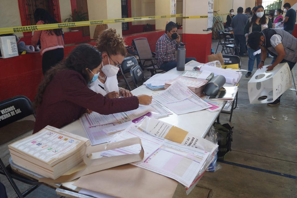 Ciudadanos quemaron varias casillas electorales instaladas en Santa María Xadani, región Istmo de Tehuantepec, presuntamente en inconformidad por la presencia de personas encapuchadas en la sede de la explanada de la presidencia municipal. (EL UNIVERSAL)