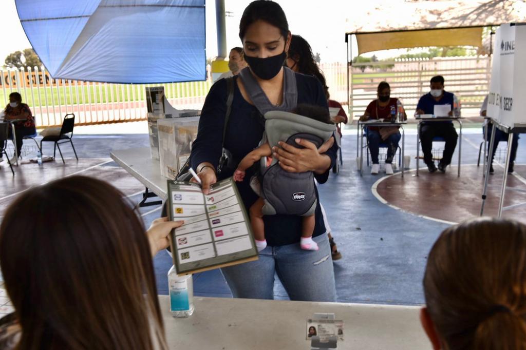En Torreón, Matamoros y Viesca se sanitizaron alrededor de 258 casillas previo a esta jornada de votaciones.
(EL SIGLO DE TORREÓN)