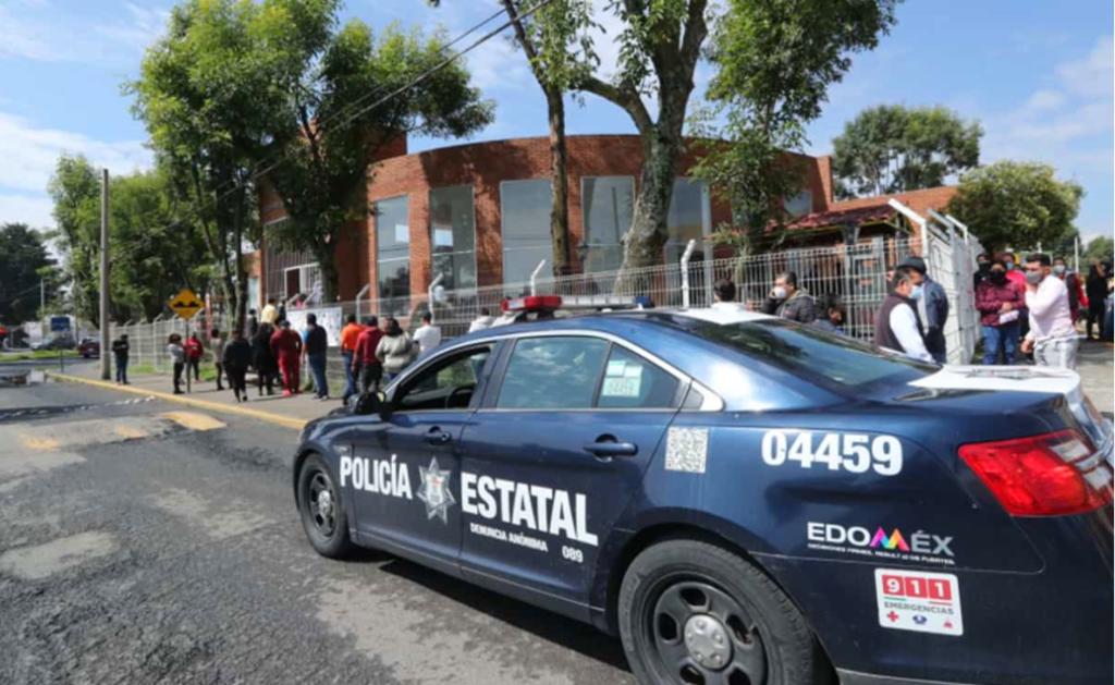 La mañana de este domingo, alrededor de 10 o 15 hombres con gorras y sudaderas con capucha, irrumpieron de forma violenta en una casilla de Metepec en el Estado de México para robar y destruir material electoral. (ESPECIAL)