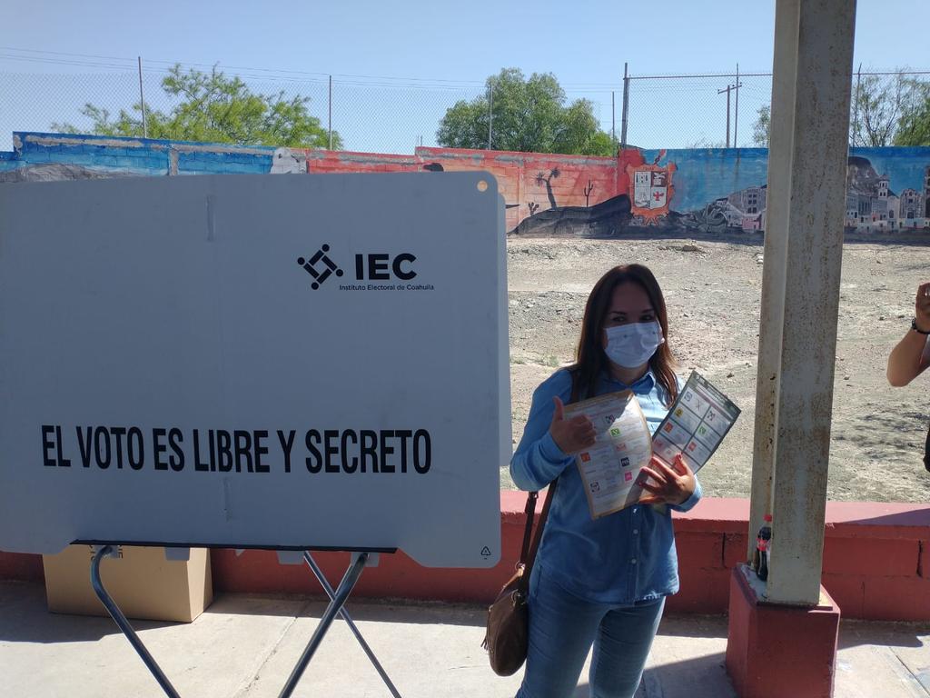 La candidata panista a la alcaldía de Saltillo, Teresa Romo, acudió a votar a las 11 horas de hoy.