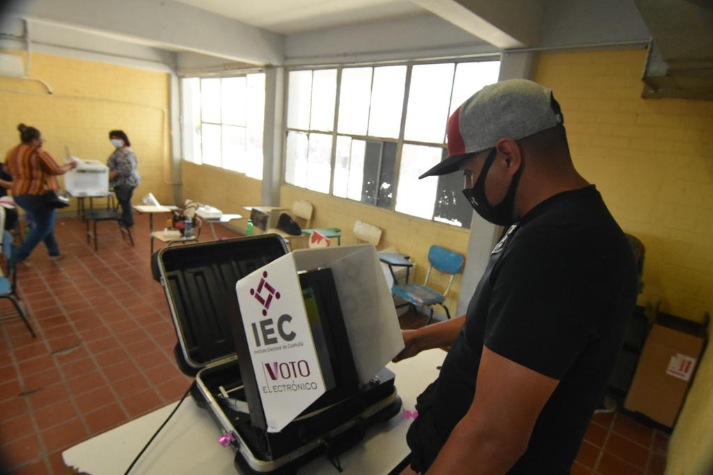 Una computadora con mampara era el módulo de votación, que expedía un comprobante en papel del sufragio, el cual los ciudadanos debían depositar en una urna.