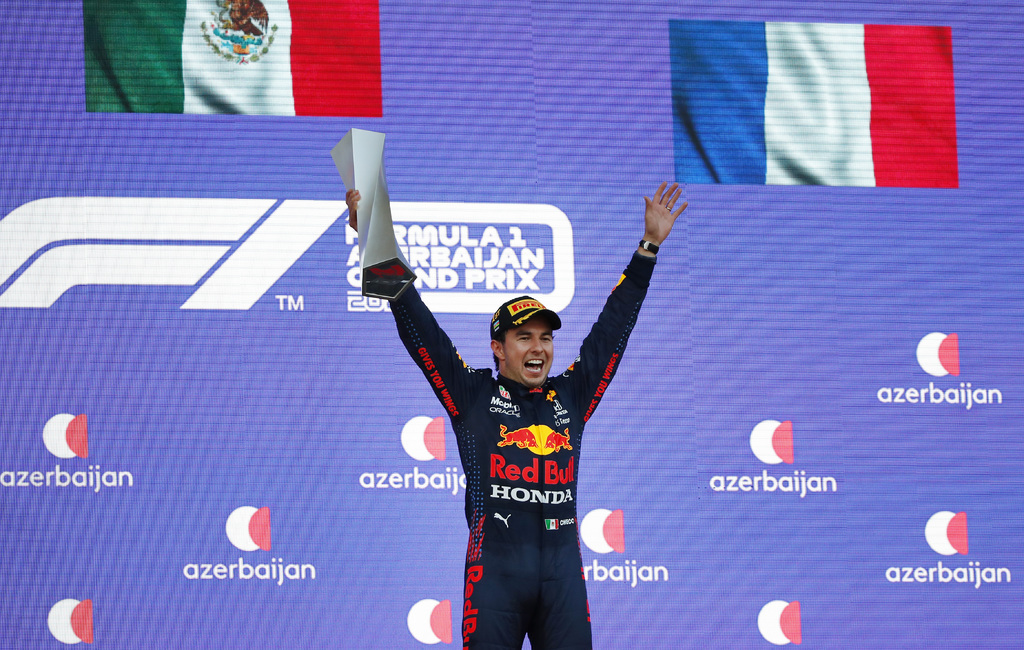 Sergio Pérez celebró su primera victoria con Red Bull en un accidentado e interesante Gran Premio de Azerbaiyán. (EFE)