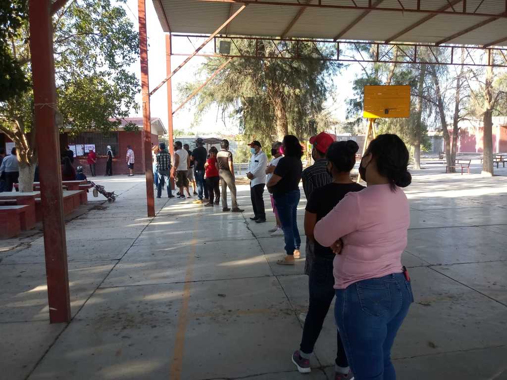 En las filas para emitir el voto se dio prioridad a los adultos mayores del municipio de Matamoros. (EL SIGLO DE TORREÓN) 