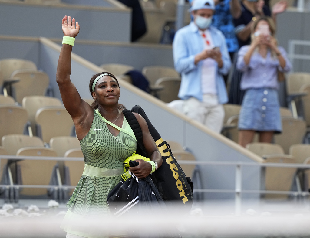 Serena Williams no pudo con Elena Rybakina, quien la derrotó 6-3, 7-5 en la cuarta ronda. (AP)