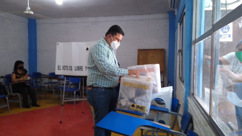 Martínez Cabrera emitió su voto al mediodía de ayer en la casilla 712 básica, en el municipio de Lerdo.