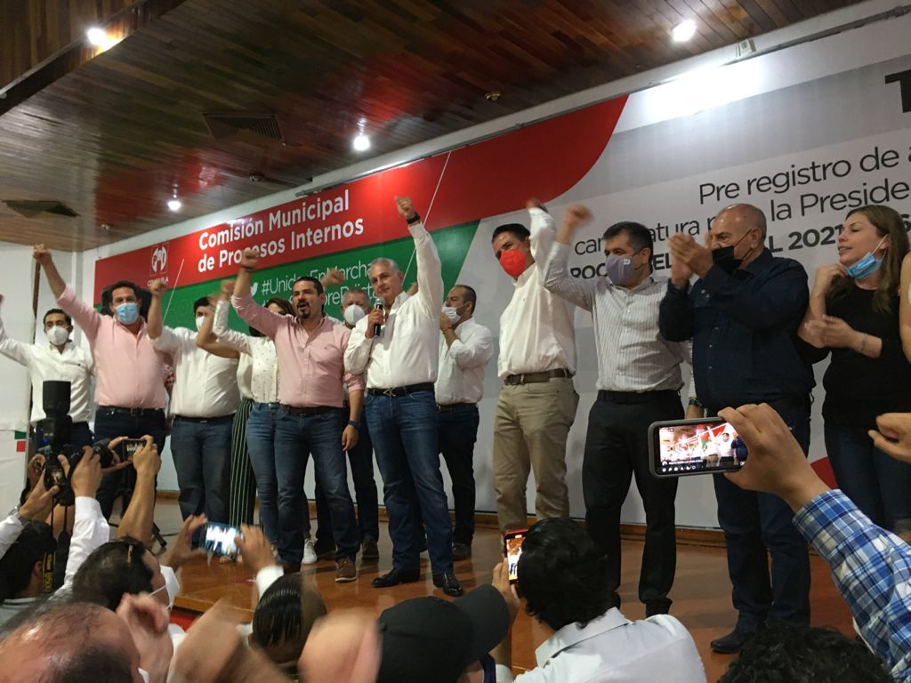 El candidato del PRI, Román Alberto Cepeda González, ofreció ayer una rueda de prensa en la que se proclamó ganador de la contienda por la presidencia municipal de Torreón.