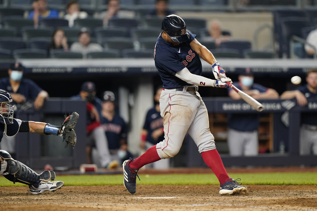 Xander Bogaerts conecta un sencillo productor de dos carreras en la décima entrada, en el triunfo de Medias Rojas 6-5 sobre Yanquis. (AP)