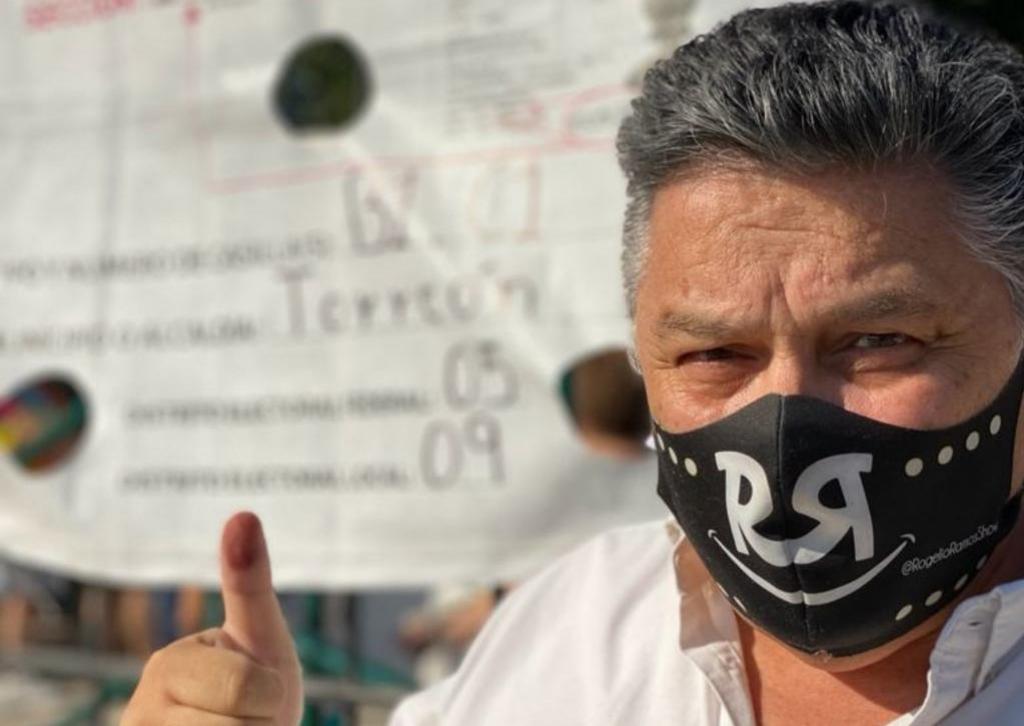 Desde temprano. Rogelio Ramos acudió a votar en la casilla ubicada en la Plaza del Eco de Torreón.  