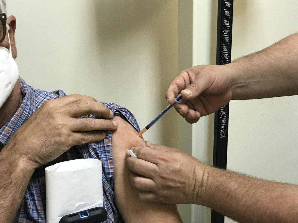 Este martes reiniciará la vacunación antiCOVID anunció el Secretario de Salud, Sergio González Romero quien anunció que será Lerdo dónde habrá de arrancar la Jornada para los adultos de 40 a 49 años de edad.
(ARCHIVO)