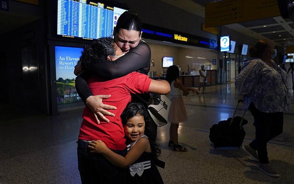 Tras seis años de no verse, Glenda Valdez se reunió con su hija Emely tras verla en una nota de  Associated Press sobre migrantes que cruzan la frontera entre México y EUA (AP) 