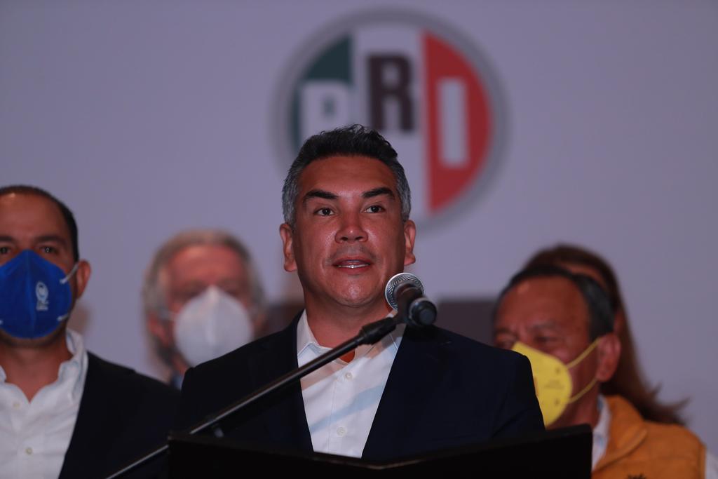 'Estamos firmes, fuertes sólidos y trabajando en equipo les vamos a ganar (en 2024) como les hemos ganado en 2021', afirmó en conferencia de prensa Alejandro Moreno, dirigente nacional del Partido Revolucionario Institucional (PRI).
(EFE)