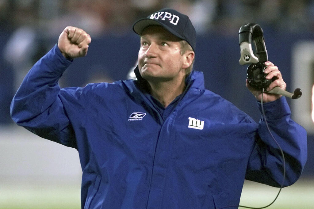 El entrenador de los Giants de Nueva York Jim Fassel durante un partido contra los Eagles de Filadelfia, el lunes 22 de octubre de 2001. Fassel, quien llevó a los Giants al Super Bowl en 2001, ha fallecido. Tenía 71 años. (AP Foto/Jeff Zelevansky, archivo)