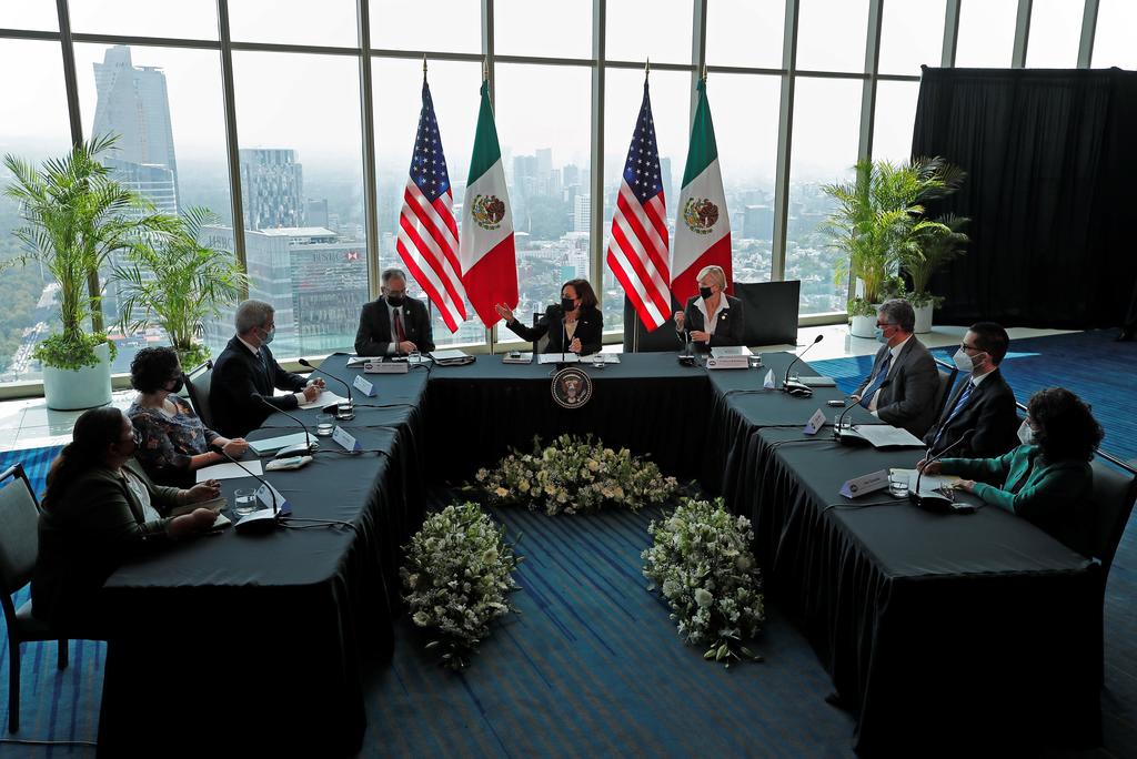 La vicepresidenta de Estados Unidos, Kamala Harris, ofreció el apoyo de Washington para defender los derechos laborales en México en una reunión con especialistas y líderes sindicales durante su visita al país, en la que anunció un paquete de 130 millones de dólares. (EFE)