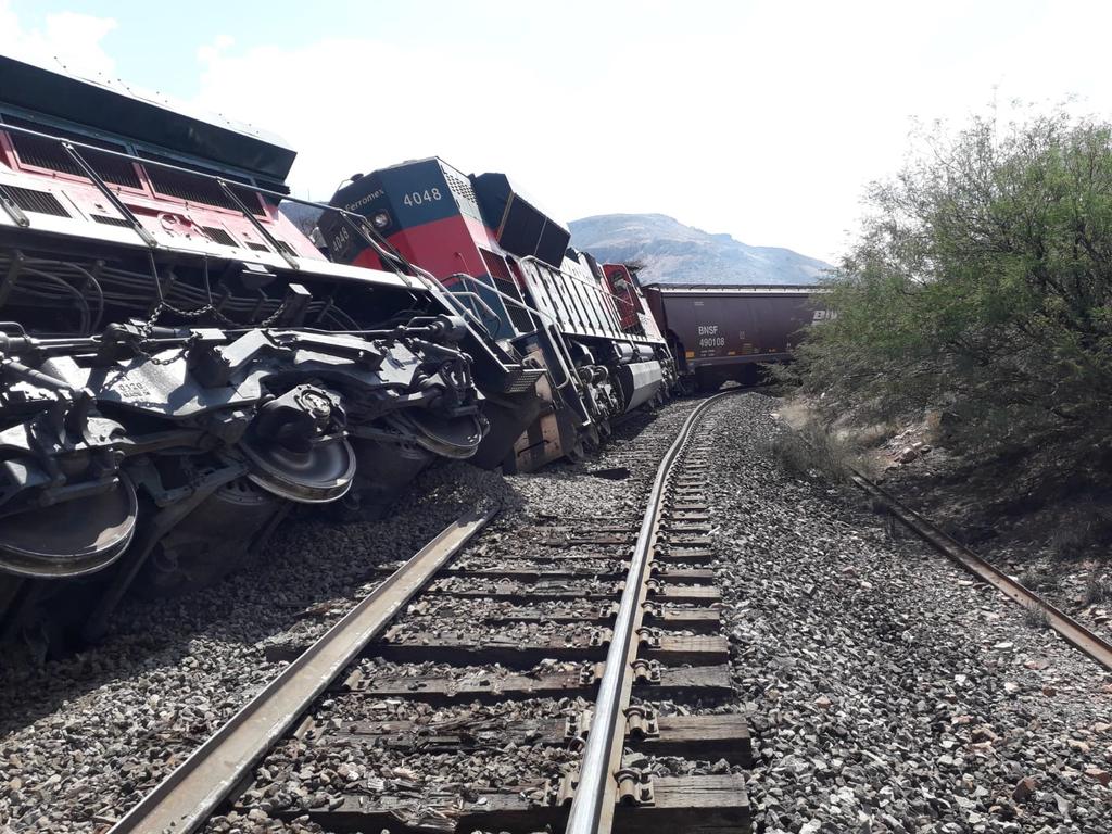  La tarde de este martes, se registró el descarrilamiento de12 vagones del ferrocarril a la altura de la colonia El Salero, en el municipio de Guadalupe. (TWITTER)
