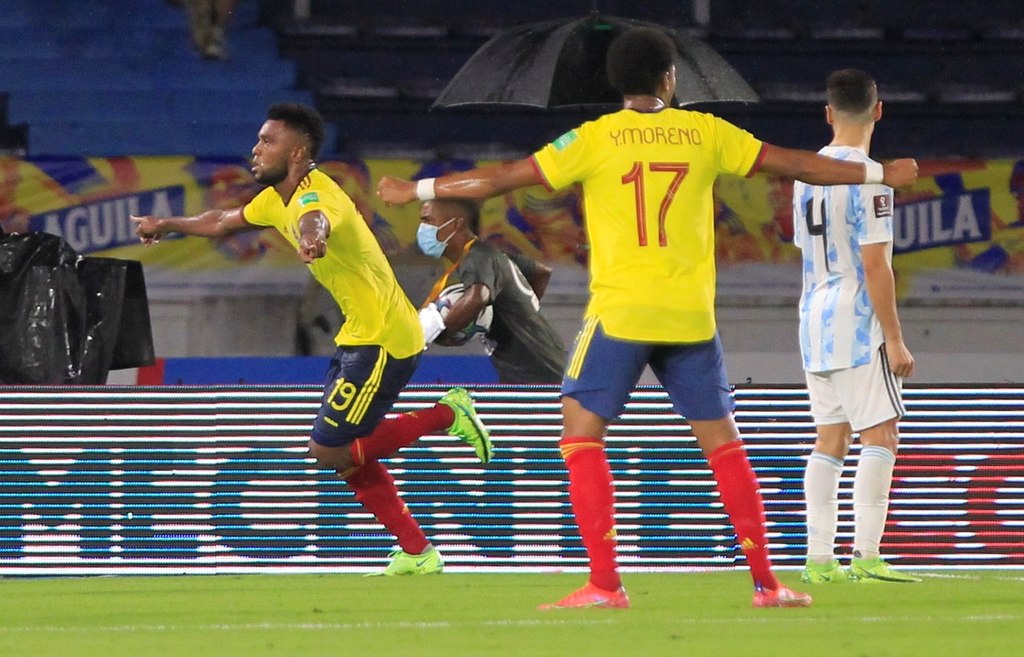 Miguel Borja (i) celebra luego de marcar al minuto 94 el tanto del empate a dos entre Colombia y Argentina. (EFE)