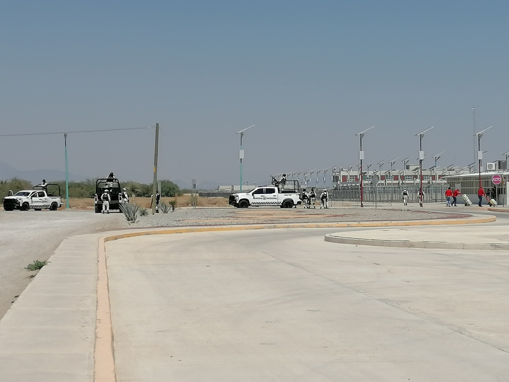 Hasta el lugar arribaron elementos de la Guardia Nacional, así como del Ejército Mexicano, quienes resguardaron el área principal del Cefereso (EL SIGLO DE TORREÓN)