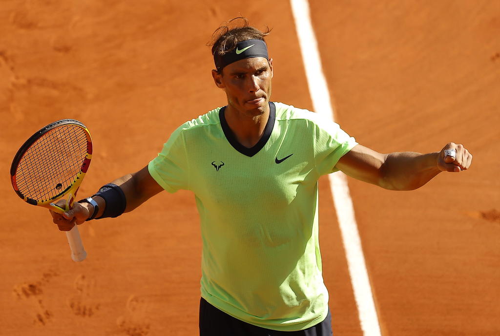 El español Rafael Nadal se dejó un set ante el argentino Diego Schwartzman, el primero que pierde desde 2019 en Roland Garros, pero se impuso camino de sus decimocuartas semifinales en París, 6-3, 4-6, 6-4 y 6-o en 2 horas y 45 minutos. (EFE)
