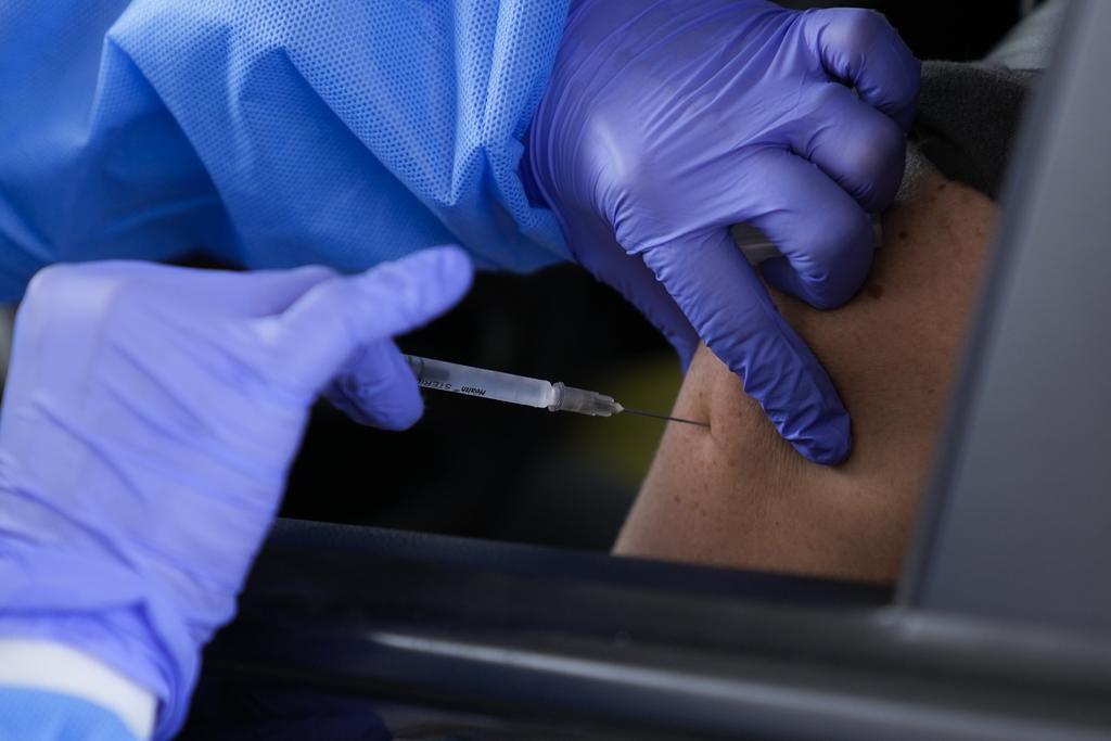 Uruguay comenzó este miércoles su proceso de vacunación contra el COVID-19 a la población de entre 12 y 17 años, con lo que se convierte en el primer país de América Latina en inocular a menores de edad por esta pandemia. (AP)

