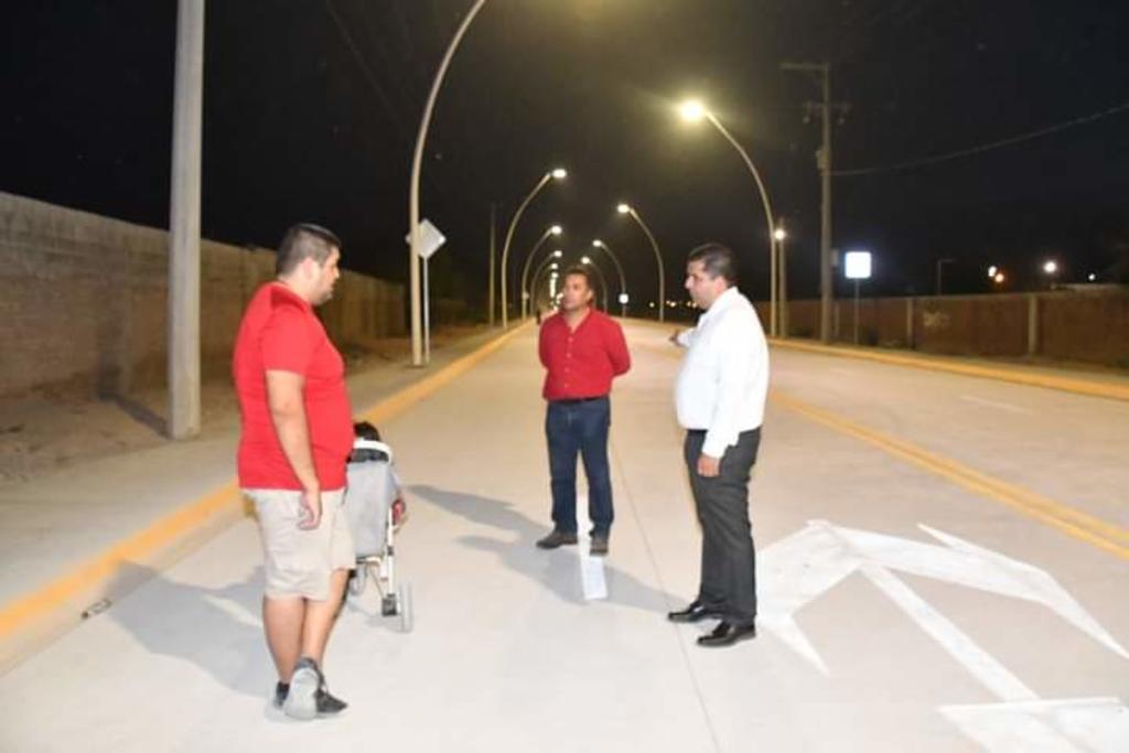 El alcalde, Homero Martínez Cabrera acudió al bulevar Castilagua para verificar los trabajos efectuados en la construcción de la obra de 1.2 kilómetros con 32 millones de inversión, mismos que realizó el Gobierno Municipal de Lerdo en conjunto con el Gobierno del Estado de Durango. (DIANA GONZÁLEZ)