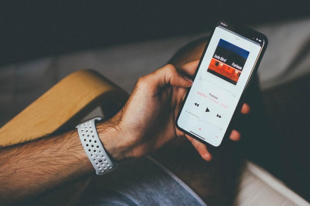 Apple estaba trabajando en una nueva función que permitiría a sus usuarios escuchar miles de canciones con tecnología de audio espacial y sin pérdidas. Pues a partir de esta semana, la opción está disponible y esto es lo que se necesita saber para que ser disfrutada.
