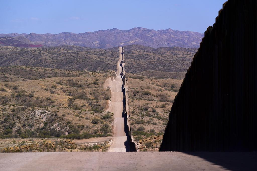 Un nuevo muro fronterizo se extiende por el paisaje cerca de Sasabe, Arizona, el miércoles 19 de mayo de 2021. (AP Fhoto/Ross D. Franklin)