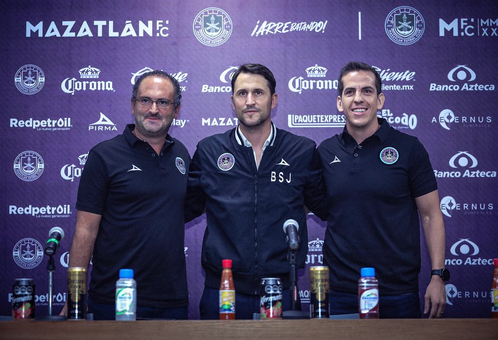 El español Beñat San José (c) fue presentado como director técnico del Mazatlán FC, que buscará este torneo meterse a liguilla. (CORTESÍA)