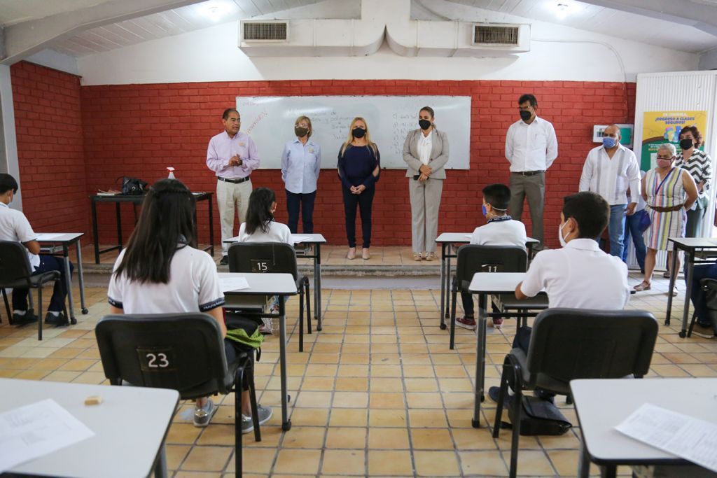La presidenta del DIF Coahuila, Marcela Gorgón, entregó mobiliario a la Escuela Secundaria Mariano Azuela, en Torreón.