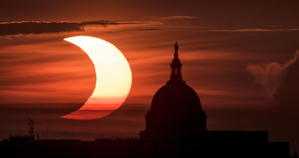 El fenómeno astronómico del eclipse solar 'anillo de fuego', captado parcialmente desde el Capitolio en Washington, EUA (EFE) 